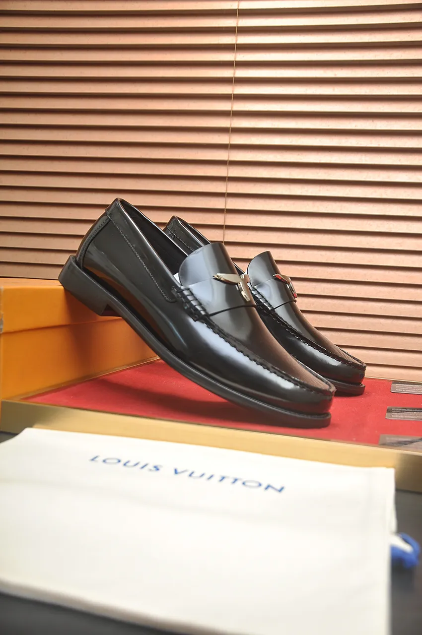 Men's men's shoes 💰560💶 [LV] (original single cowhide lining) 🍀LV's latest genuine leather business suit shoes are launched simultaneously on the official website. The first-layer cowhide imported from Italy is made of heavy gold, 💥1:1 rubber outsole from the official website. Versatile to wear, high-end without losing class, and the color combination is extraordinary. This four-season style is alluring when worn on your feet, showing off your big-name flair. Standard code 38-44 (45 customized)